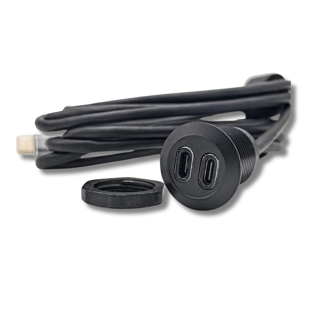 Dettaglio della presa metallica con due porte USB-C Pekaway DELIVERY DUAL
